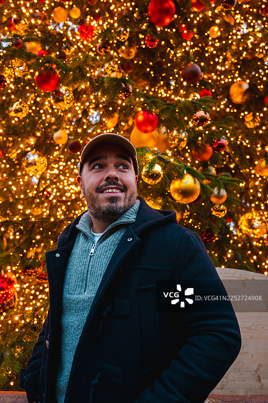 苏黎世圣诞树下的人图片素材