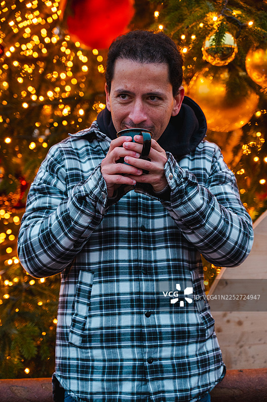 苏黎世圣诞树下的男人图片素材