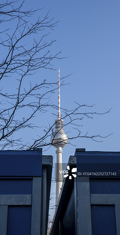 从两个集装箱之间望向德国柏林亚历山大广场的电视塔图片素材