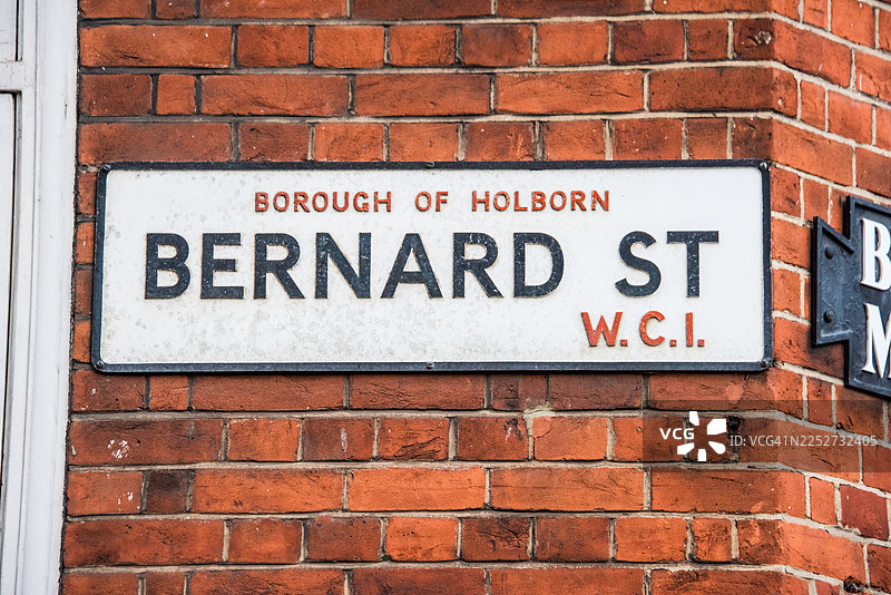 伯纳德街标志在红砖墙角图片素材