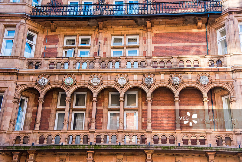维多利亚时期的拱形赤陶阳台图片素材