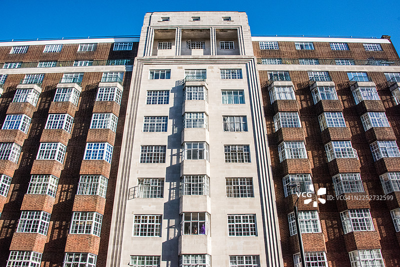 罗素法院公寓楼的低角度视图图片素材
