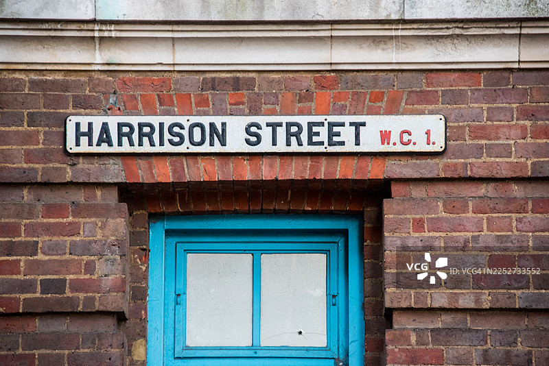 砖砌外墙上的哈里森街标志图片素材