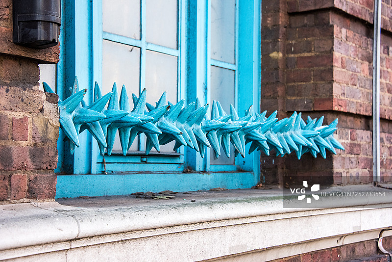 蓝色尖刺窗户特征的侧视图图片素材