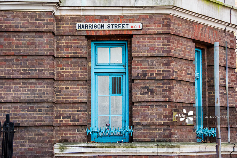 砖砌外墙上的哈里森街标志图片素材