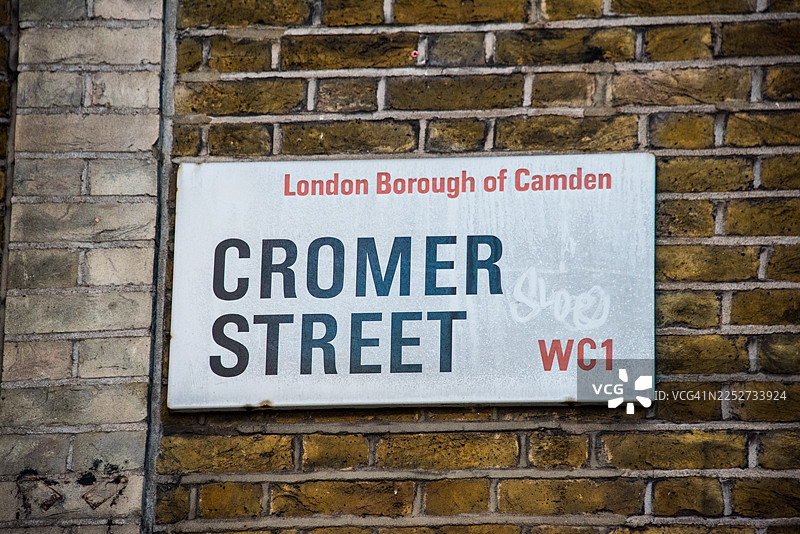 风化砖墙上的克罗默街牌图片素材
