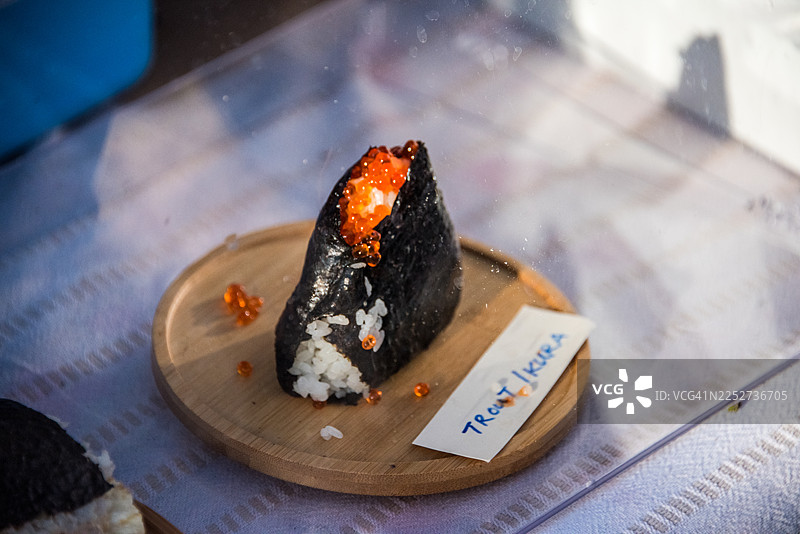 三文鱼籽饭团配三文鱼鱼籽图片素材