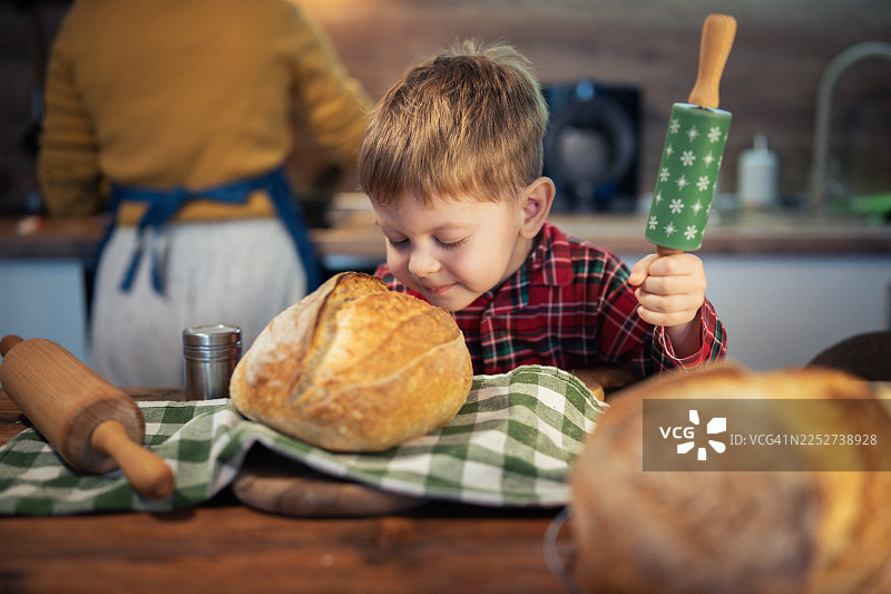 陶醉于刚出炉的酸面包的香气。图片素材