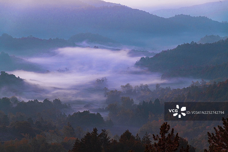 托斯卡纳，卡森蒂诺黎明时的风景。图片素材