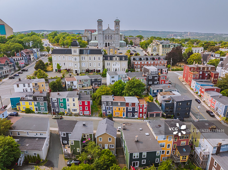 圣约翰的罗马天主教大教堂和五彩缤纷的建筑图片素材