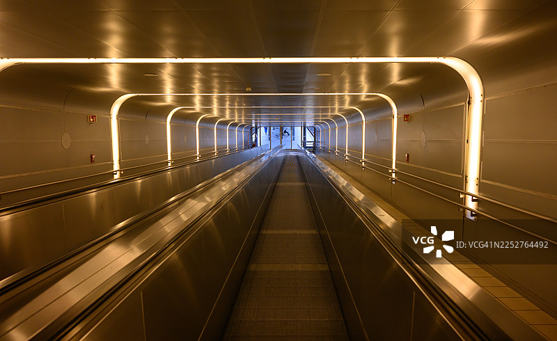 步行穿过空无一人的通道前往火车站图片素材