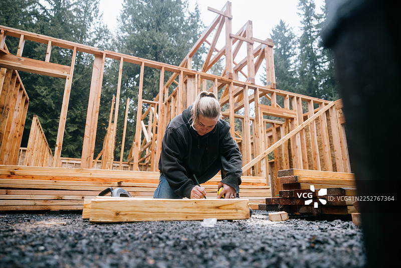 女性正在建造新家图片素材