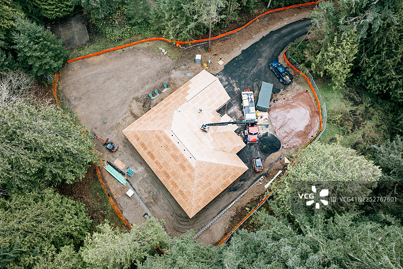 胶合板已添加到房屋建造的框架中图片素材