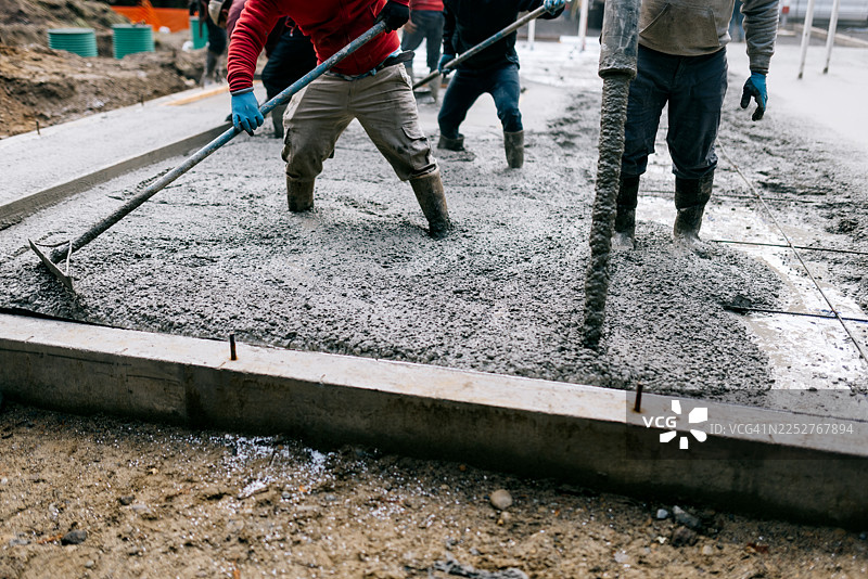 男士在家建造时正在浇筑混凝土楼板图片素材