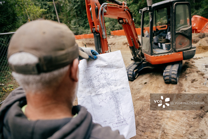 建筑工人查看房屋设计蓝图图片素材