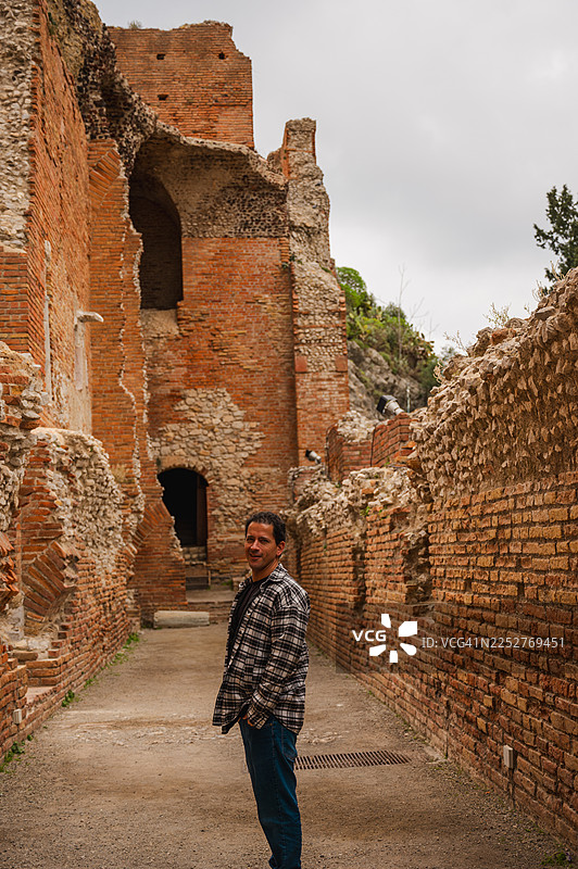 希腊陶尔米纳剧院里的男人图片素材