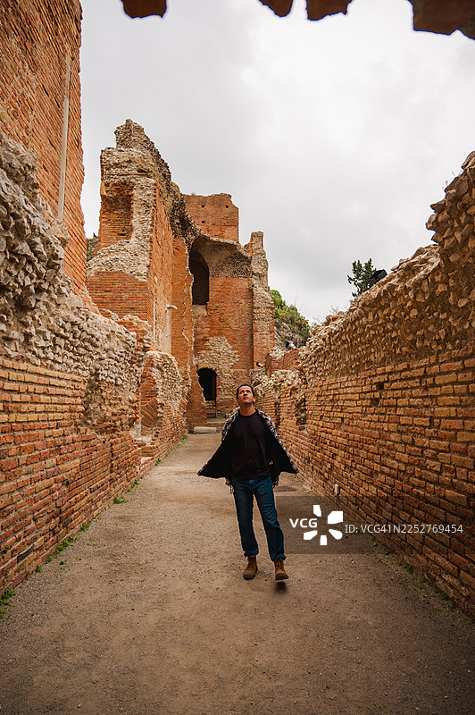 希腊陶尔米纳剧院的男子图片素材