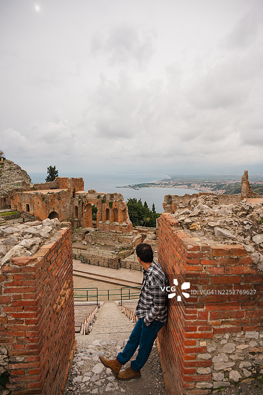 男人在陶尔米纳古希腊剧场图片素材