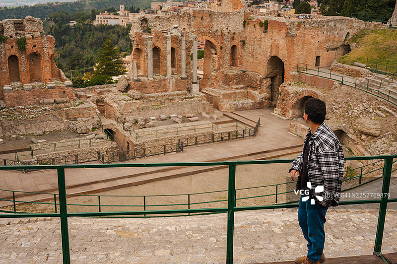 希腊陶尔米纳剧院里的男人图片素材