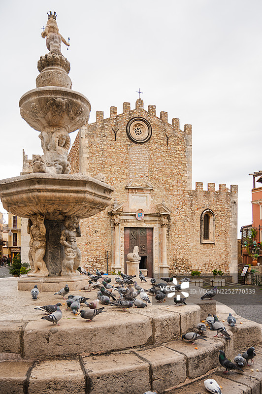 陶尔米纳大教堂、圣尼科洛大教堂和巴洛克喷泉图片素材