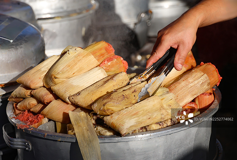 锅里热气腾腾的墨西哥粽子图片素材