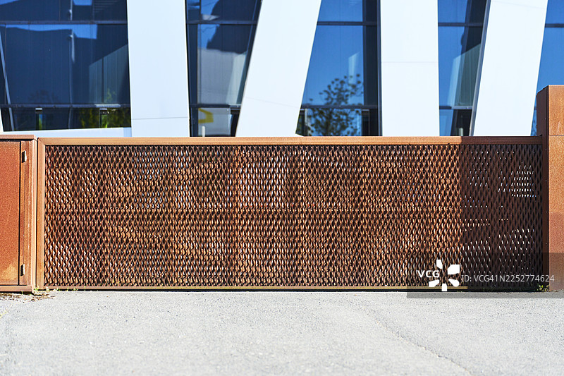 锈蚀的耐候钢围栏保护着现代建筑的外部图片素材