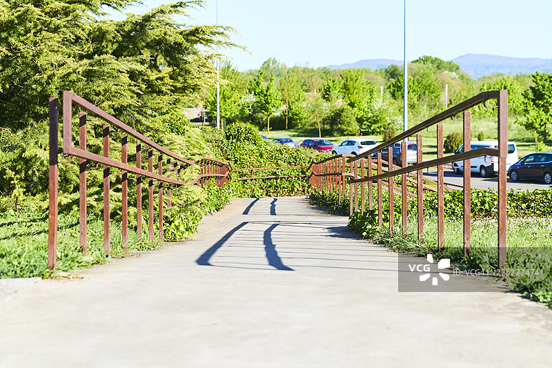 带有生锈栏杆的混凝土坡道通往停车场图片素材