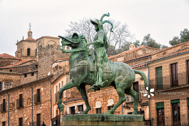 特鲁希略市长广场上弗朗西斯科·皮萨罗的雕像，背景是历史建筑图片素材