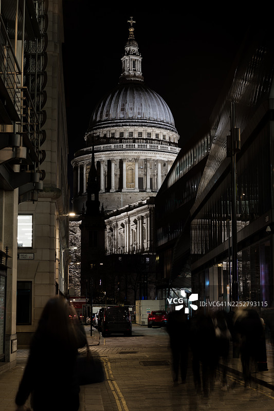 夜幕下的圣保罗大教堂，位于沃特林街旁图片素材