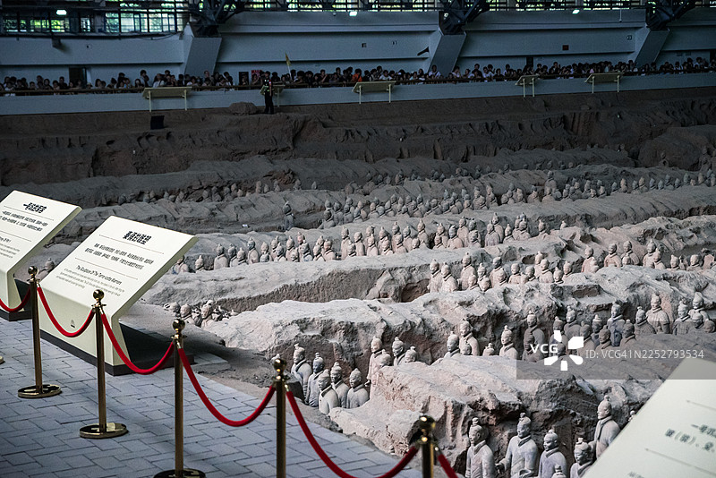 兵马俑在西安展馆的排队图片素材