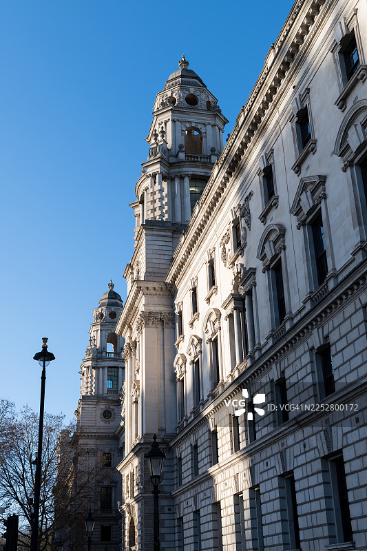 英国财政部大楼（位于伦敦白厅）的低角度视图。图片素材