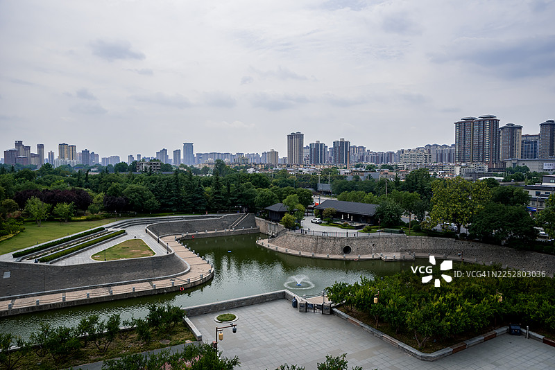 古城墙上西安市的美景图片素材