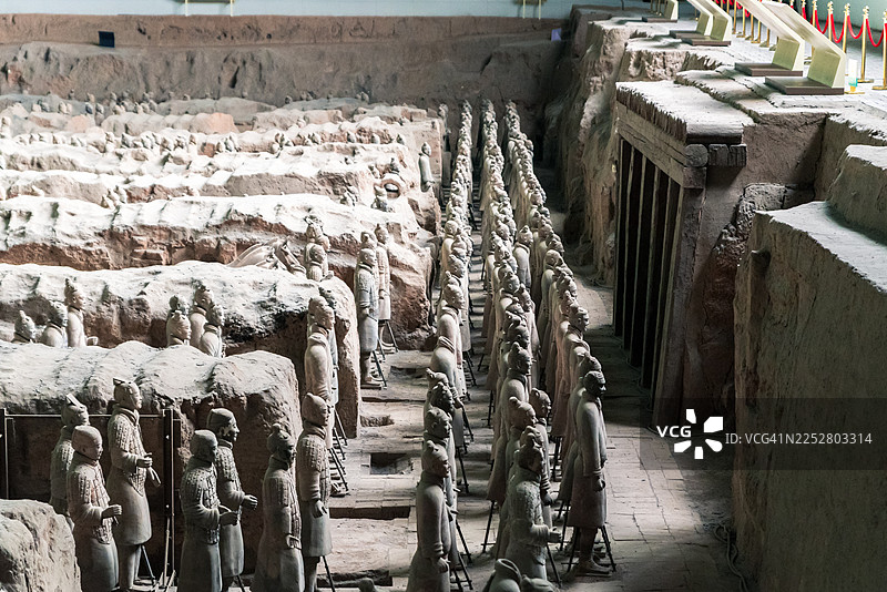 数百名兵马俑和他们的马匹在将军墓前排成一列。图片素材