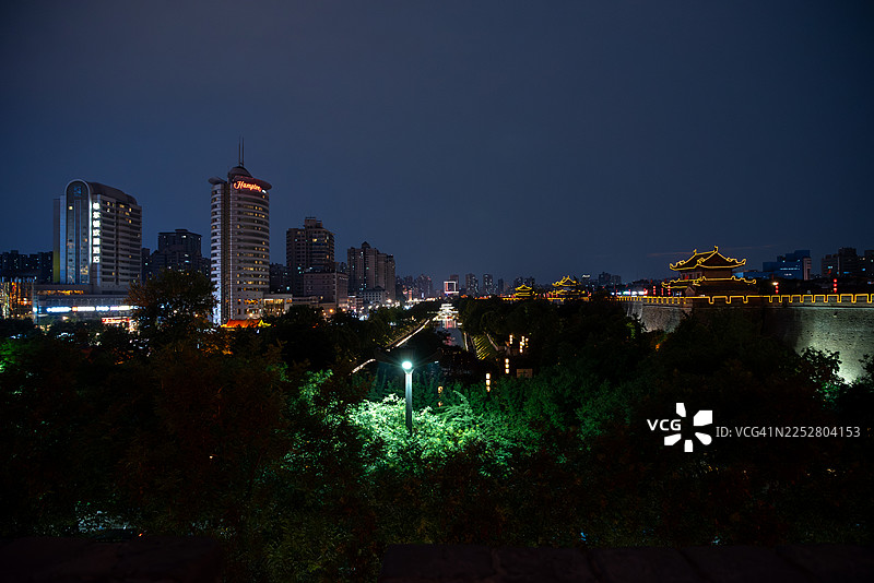夜晚的西安古城墙图片素材