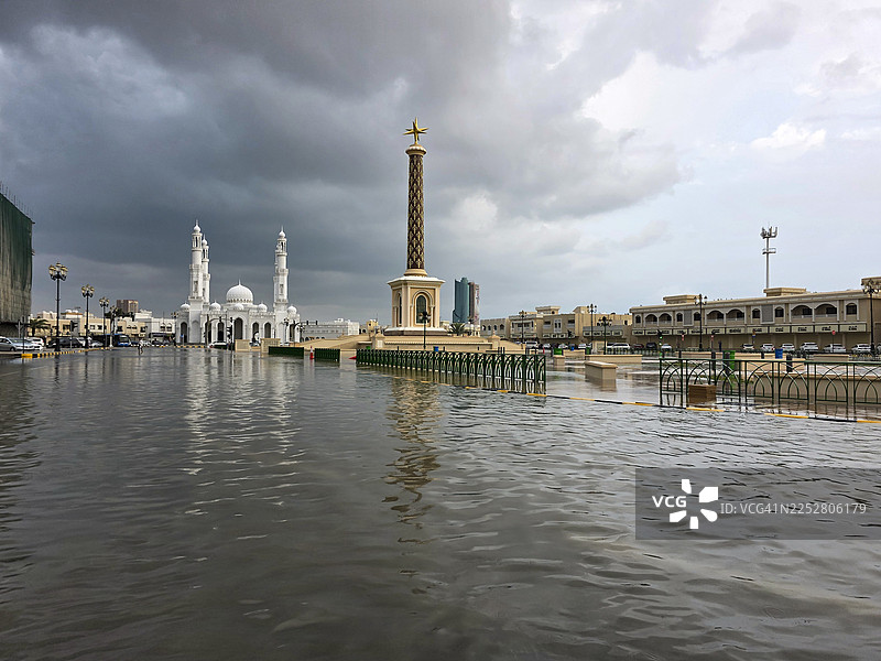 暴雨过后，清真寺和纪念碑周围发生城市内涝图片素材
