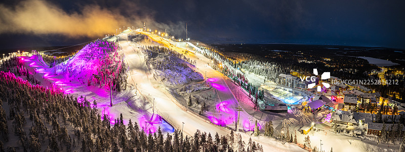 夜晚，多彩灯光照亮冬日的斜坡图片素材