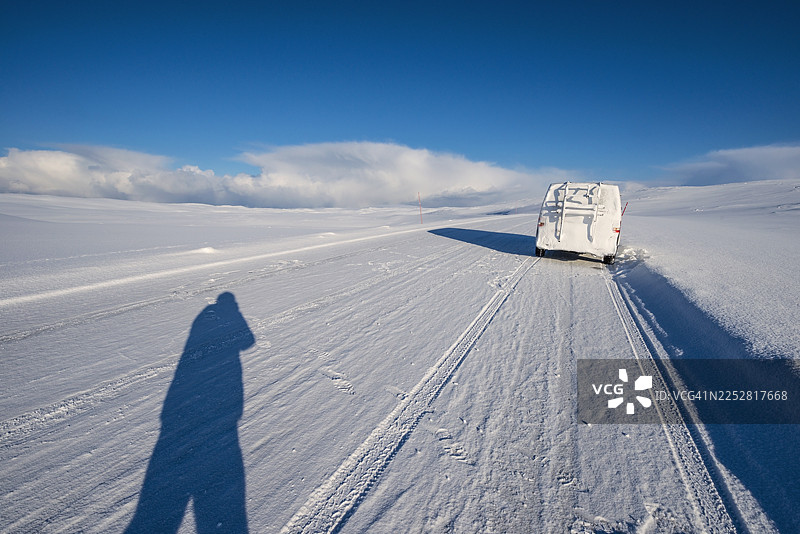 冰封的汽车在遥远的北方图片素材