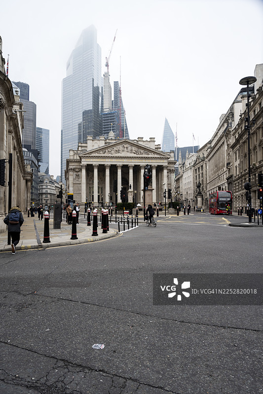 伦敦皇家交易所大楼前，市中心街道上的人们图片素材