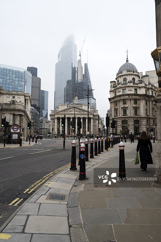 伦敦皇家交易所大楼前，市中心街道上行走的人们图片素材