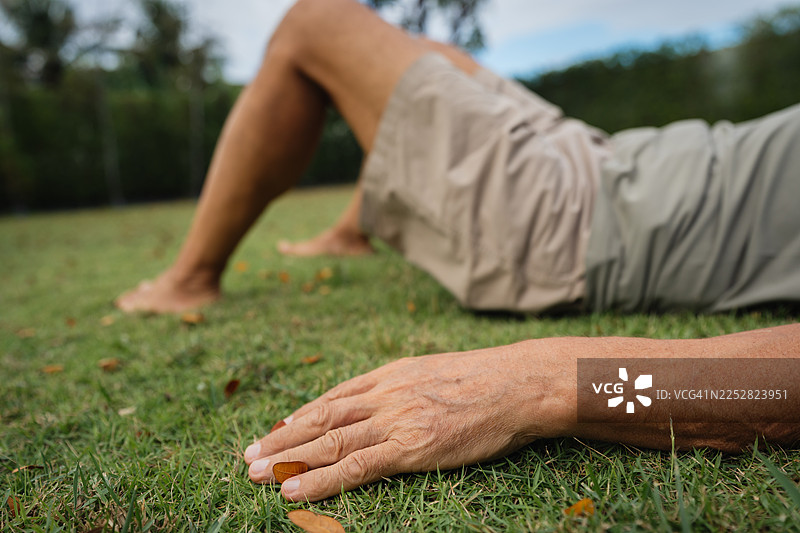 一个人在公园草地上放松图片素材