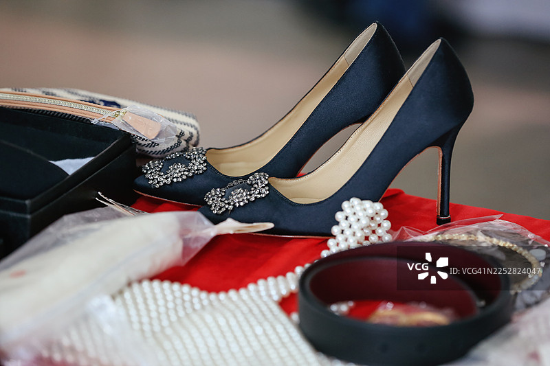 海军蓝皮革高跟鞋，装饰有银色华丽细节，摄于街头跳蚤市场图片素材