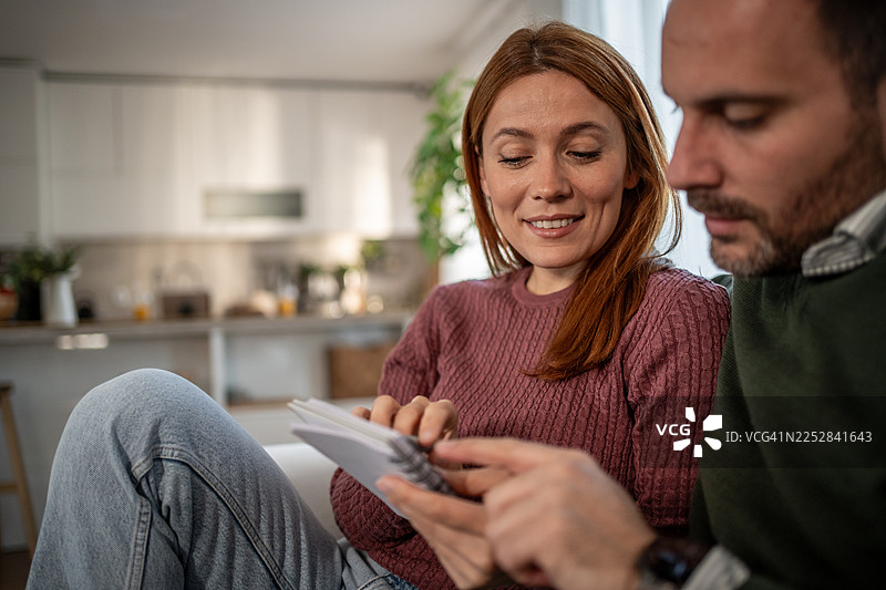 夫妻在家规划财务和未来目标图片素材