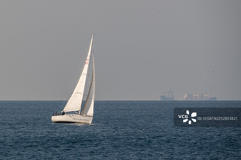 白帆，远方的钢铁图片素材