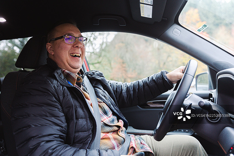 太平洋西北地区公路旅行中的男子图片素材