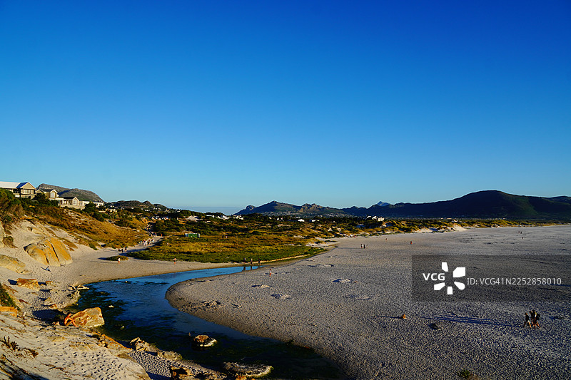 南非开普敦诺德胡克海滩，有人与房屋图片素材