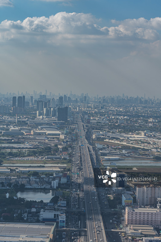 从飞机上俯瞰泰国สมุทรปราการ市的城市高速公路图片素材
