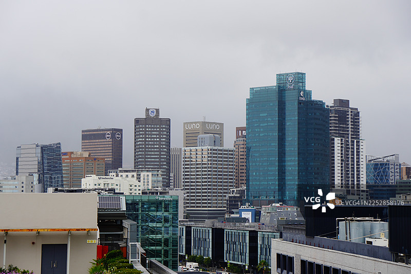 南非开普敦城市天际线，背景为灰色云层，远眺港湾塔图片素材