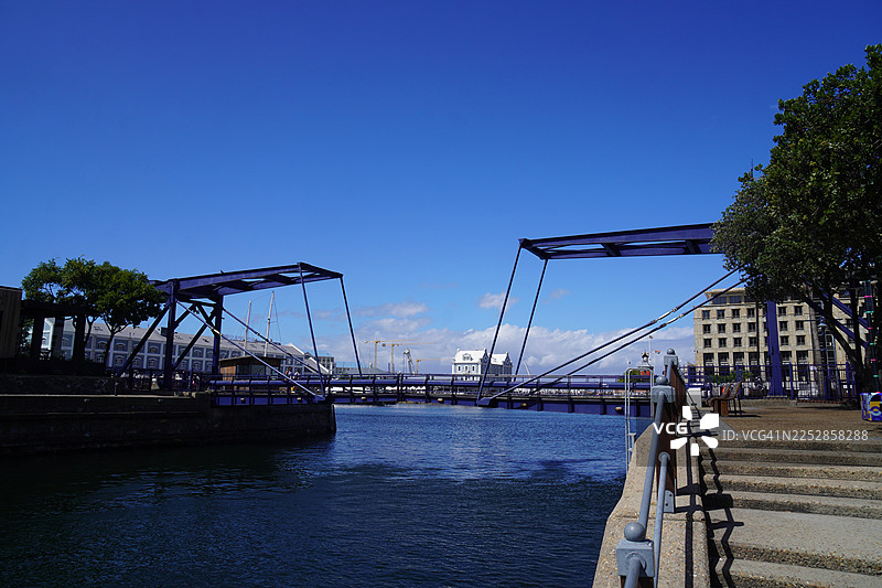 南非开普敦维多利亚阿尔弗雷德码头区开启桥图片素材