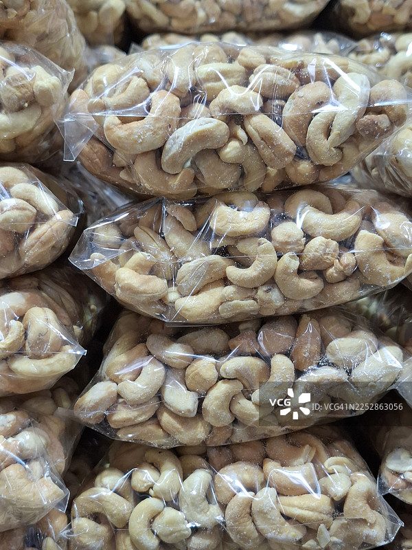 巴西圣保罗拉帕公共市场摊位上的腰果袋图片素材