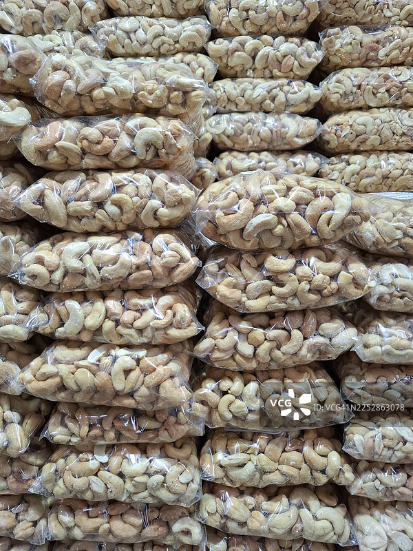 巴西圣保罗拉帕公共市场摊位上的腰果袋图片素材